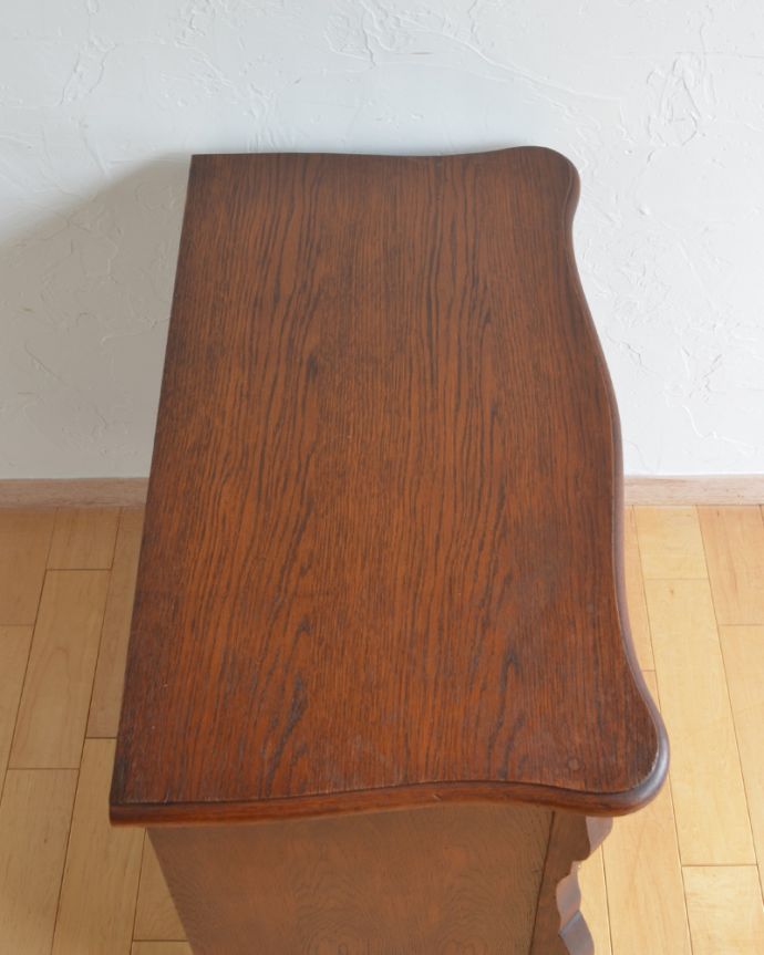 アンティークのチェスト アンティーク家具 ヨーロッパの美しい小さなアンティーク家具、フランスの3段チェスト。何を置こうかな・・・?上から見ると、天板はこんな感じ。(j-1793-f)