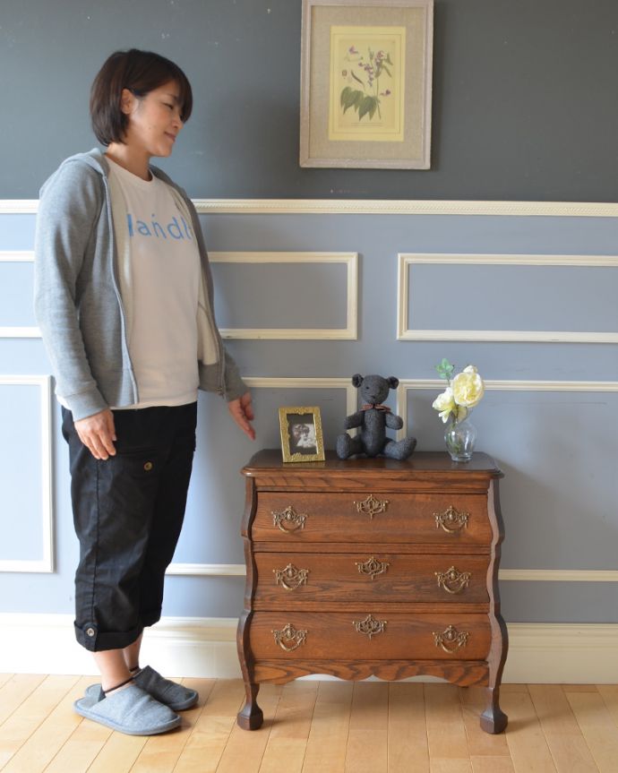 アンティークのチェスト　アンティーク家具　フランスの優雅なアンティーク家具、オーク材の木目もキレイな３段チェスト。美しい曲線美がフランスらしいんです。(j-1795-f)