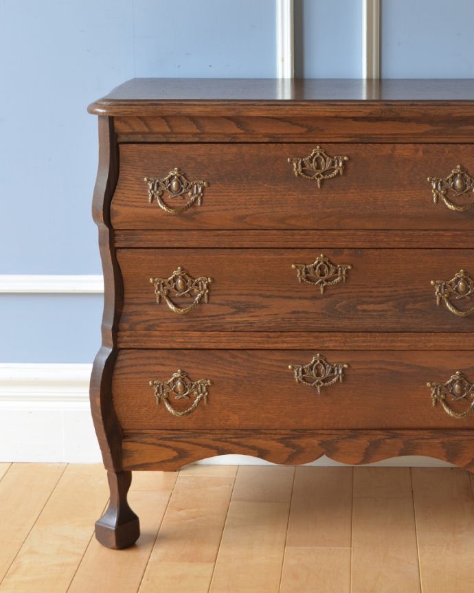 アンティークのチェスト　アンティーク家具　フランスの優雅なアンティーク家具、オーク材の木目もキレイな３段チェスト。「見せる収納」！置く場所を選ばずに使えちゃう。(j-1795-f)