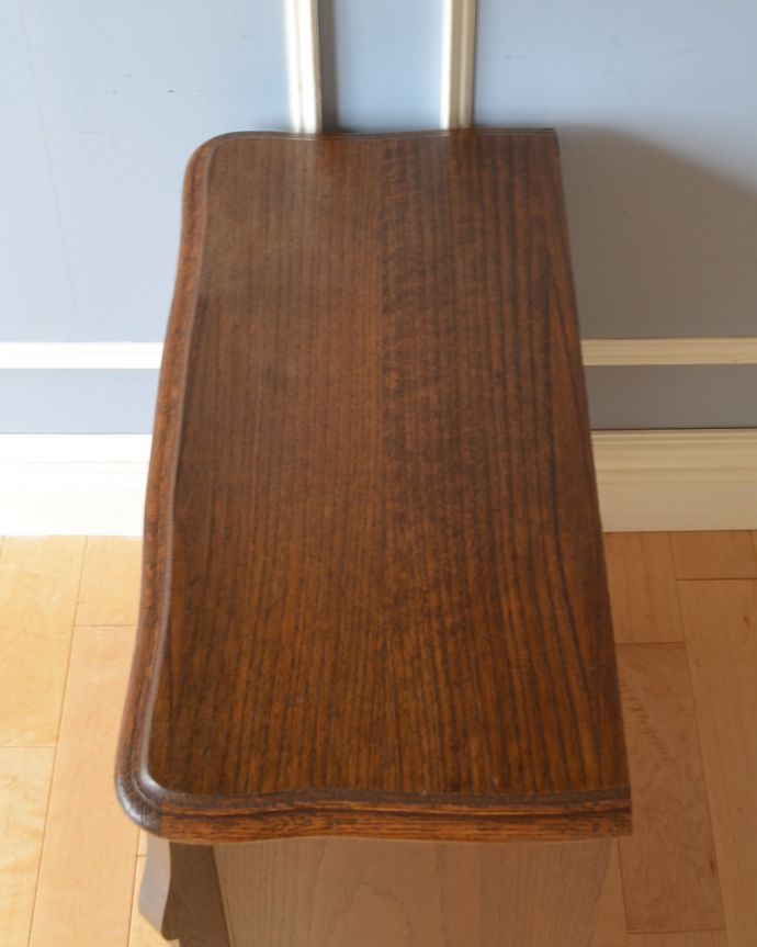 アンティークのチェスト　アンティーク家具　フランスの優雅なアンティーク家具、オーク材の木目もキレイな３段チェスト。何を置こうかな･･･？上から見ると、天板はこんな感じ。(j-1795-f)