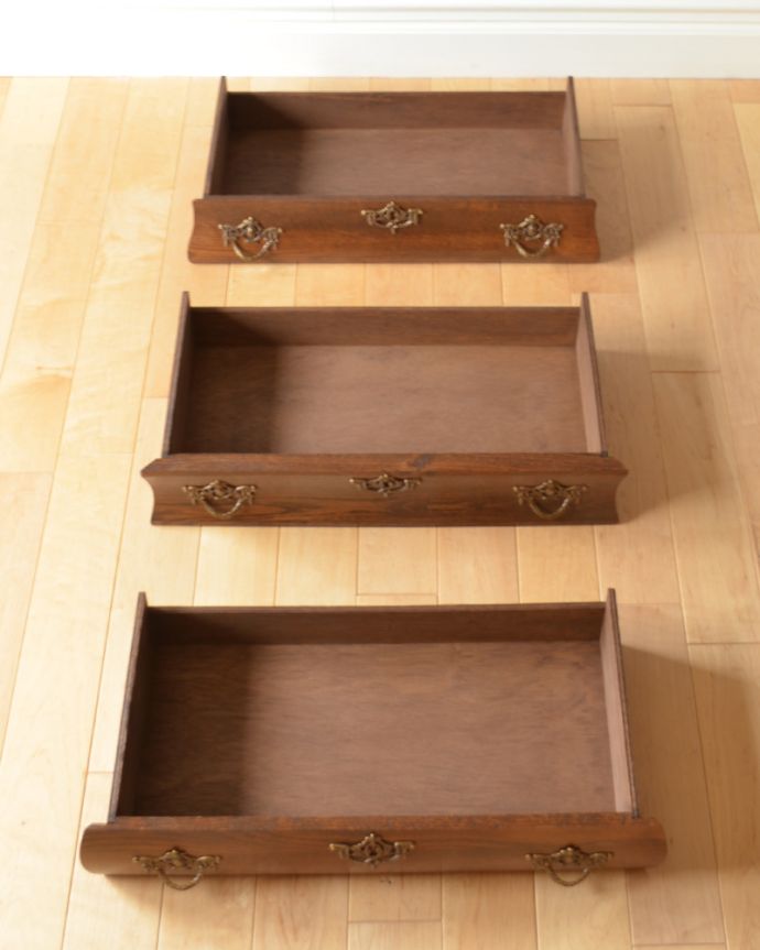 アンティークのチェスト　アンティーク家具　フランスの優雅なアンティーク家具、オーク材の木目もキレイな３段チェスト。何を入れてもOK引き出しは杯。(j-1795-f)