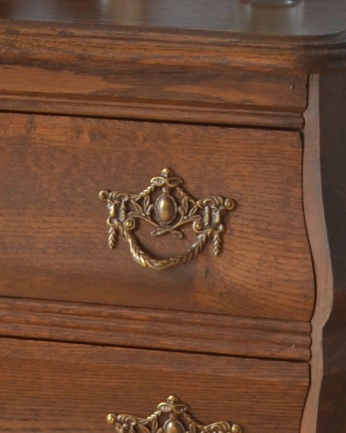 アンティークのチェスト　アンティーク家具　フランスの優雅なアンティーク家具、オーク材の木目もキレイな３段チェスト。開ける度にワクワクする取っ手エンブレムをモチーフにした優雅なデザインの取っ手。(j-1795-f)
