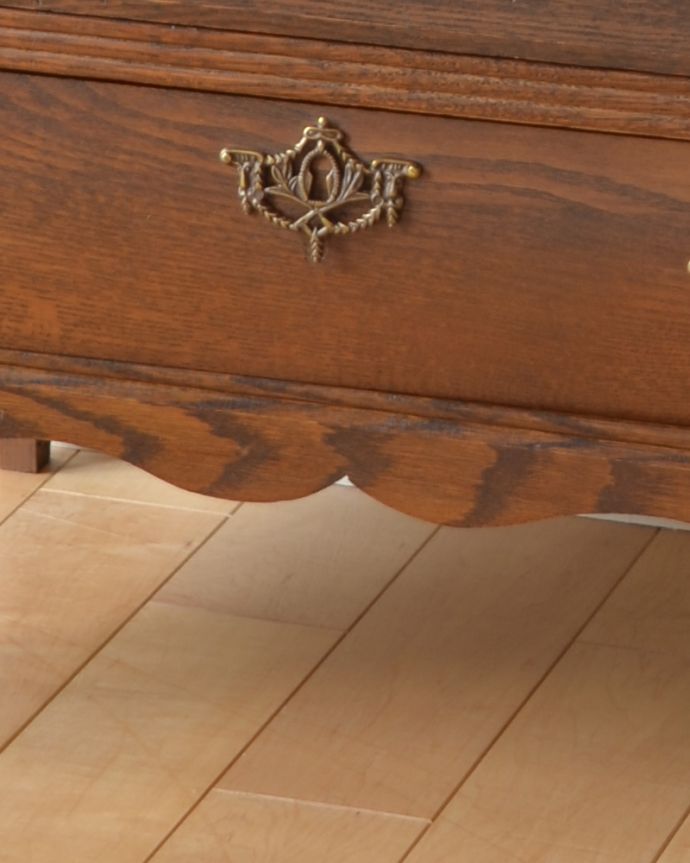 アンティークのチェスト　アンティーク家具　フランスの優雅なアンティーク家具、オーク材の木目もキレイな３段チェスト。脚元は、ふわんとカッティングを施し、シンプルだけど美しく魅せる工夫が感じられます。(j-1795-f)