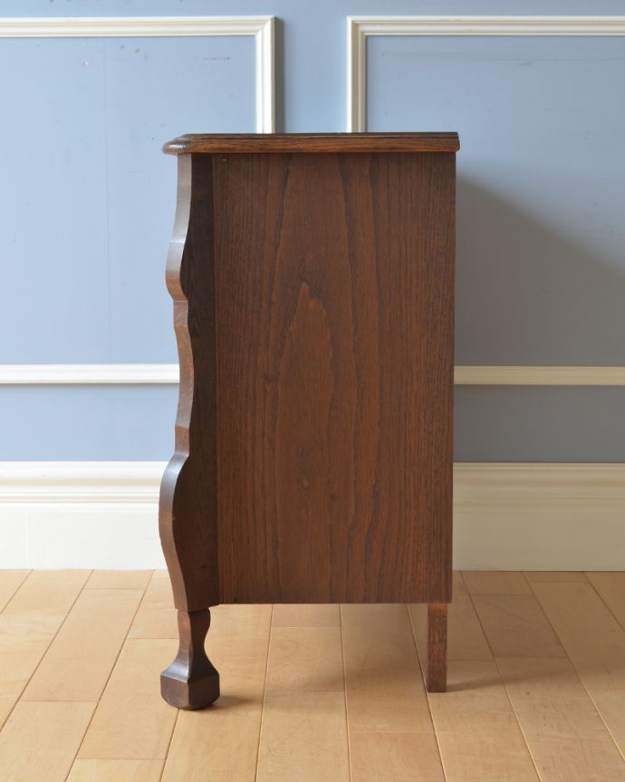 アンティークのチェスト　アンティーク家具　フランスの優雅なアンティーク家具、オーク材の木目もキレイな３段チェスト。横から見てもステキ横から見るとこんな感じ。(j-1795-f)