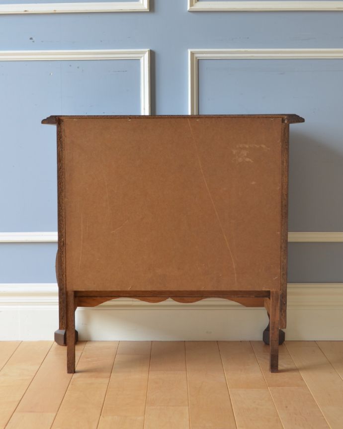 アンティークのチェスト　アンティーク家具　フランスの優雅なアンティーク家具、オーク材の木目もキレイな３段チェスト。メンテナンスしてあるので後姿もキレイ！アンティークは新品ではないので、もちろん経年変化によるキズはありますが、専門の職人が目立たないようキレイにお直しをしているので、後姿までキレイです。(j-1795-f)