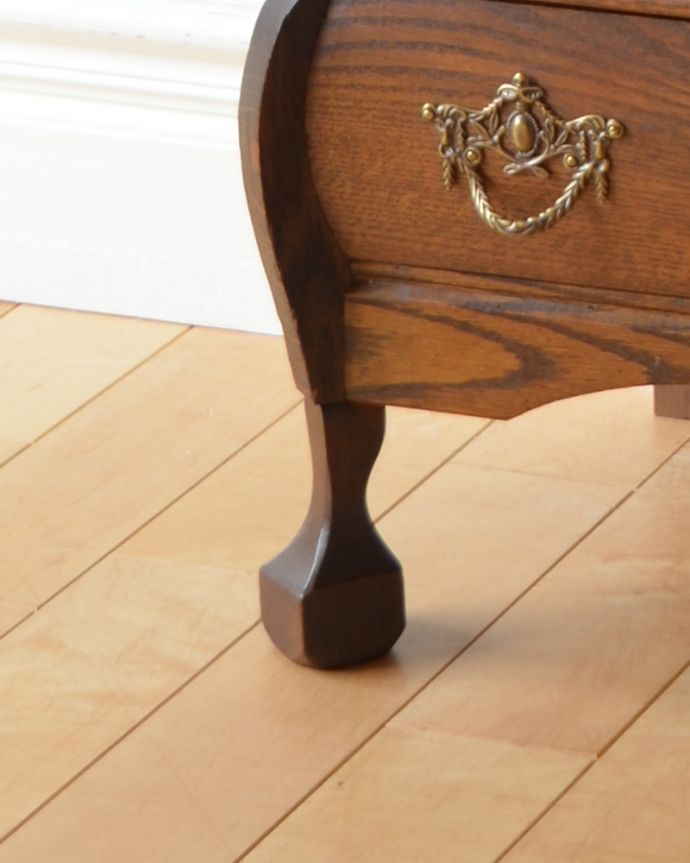 アンティークのチェスト　アンティーク家具　フランスの優雅なアンティーク家具、オーク材の木目もキレイな３段チェスト。どっしり貫禄のある脚先は、ヨーロッパらしいデザインです。(j-1795-f)