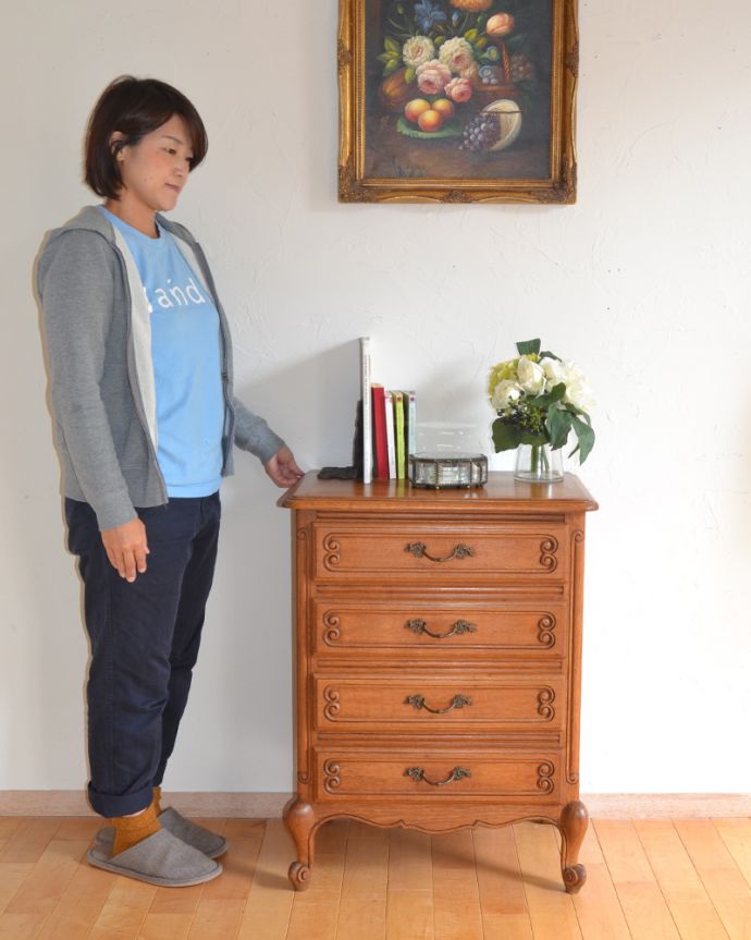 アンティークのチェスト アンティーク家具 フランスのエレガントなアンティーク家具、気軽に使える小ぶりな4段チェスト。高級感があって女性らしい優しい曲線。(j-1796-f)