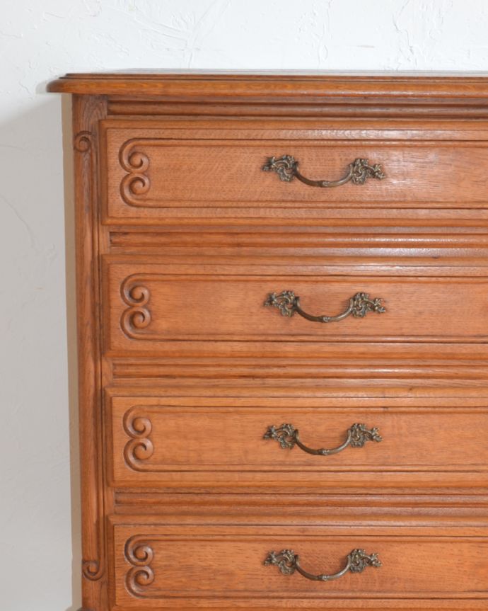 アンティークのチェスト アンティーク家具 フランスのエレガントなアンティーク家具、気軽に使える小ぶりな4段チェスト。リビングではメモ、リモコン、筆記用具など近くに置いておきたいものを収納しておけばとっても便利ですよ。(j-1796-f)