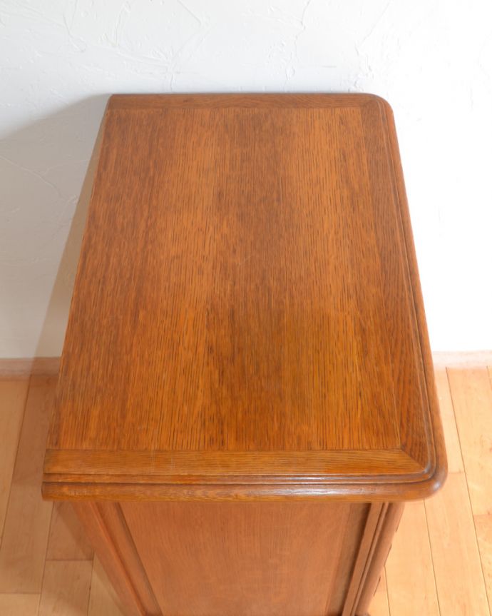 アンティークのチェスト アンティーク家具 フランスのエレガントなアンティーク家具、気軽に使える小ぶりな4段チェスト。天板も木目がとってもキレイです。(j-1796-f)