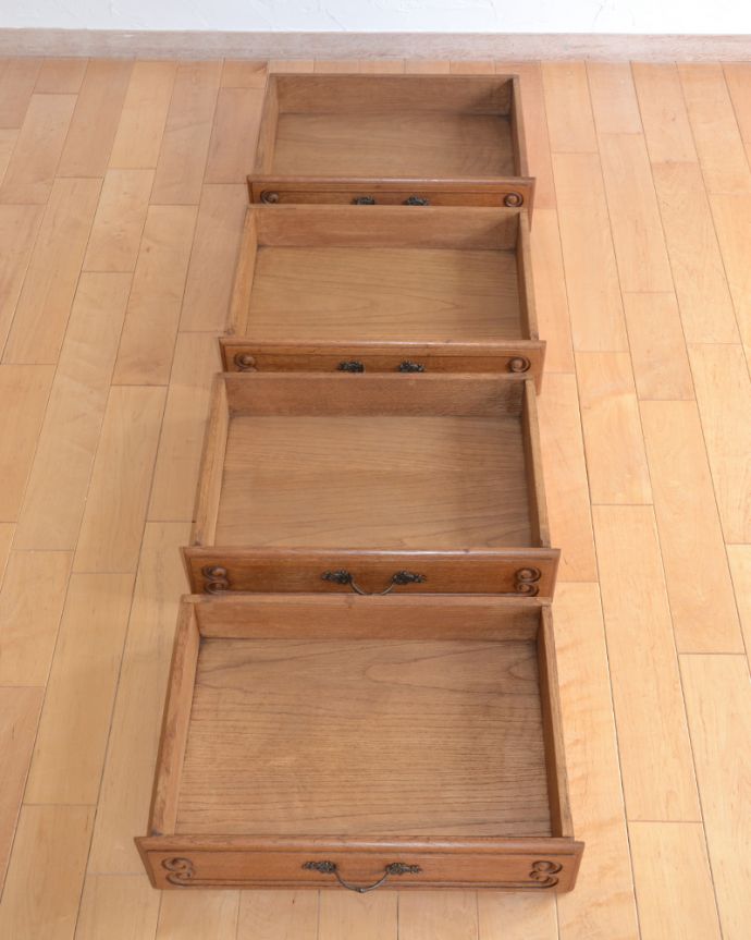 アンティークのチェスト アンティーク家具 フランスのエレガントなアンティーク家具、気軽に使える小ぶりな4段チェスト。引き出しは全部で4杯。(j-1796-f)