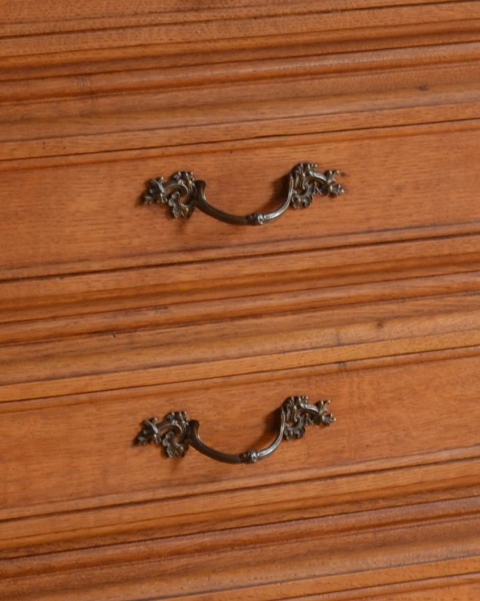 アンティークのチェスト アンティーク家具 フランスのエレガントなアンティーク家具、気軽に使える小ぶりな4段チェスト。蔦をモチーフにした優雅な取っ手。(j-1796-f)