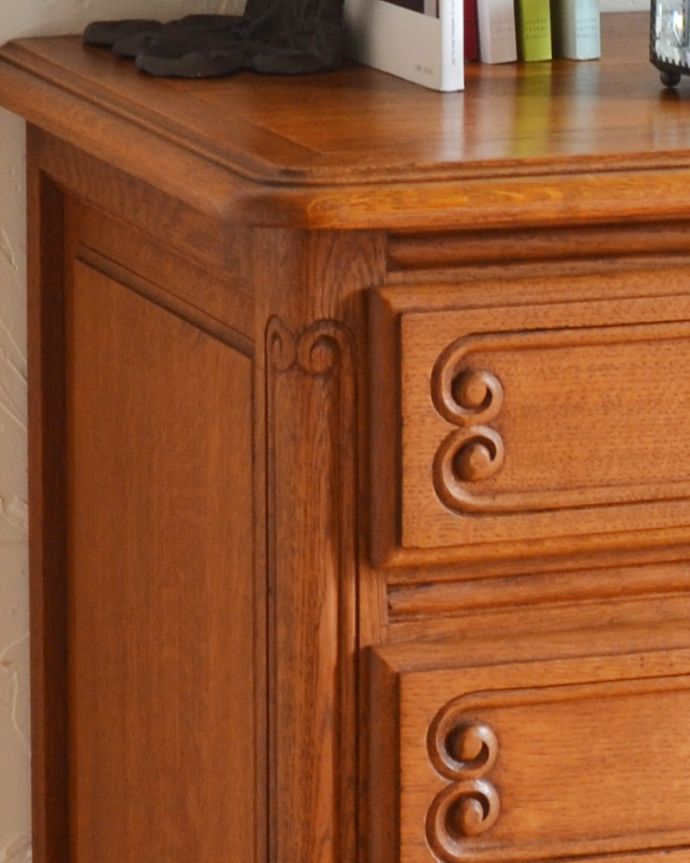 アンティークのチェスト アンティーク家具 フランスのエレガントなアンティーク家具、気軽に使える小ぶりな4段チェスト。角が丸く仕上がっているので、小さなお子さまがいるご家庭にも使って頂けます。(j-1796-f)