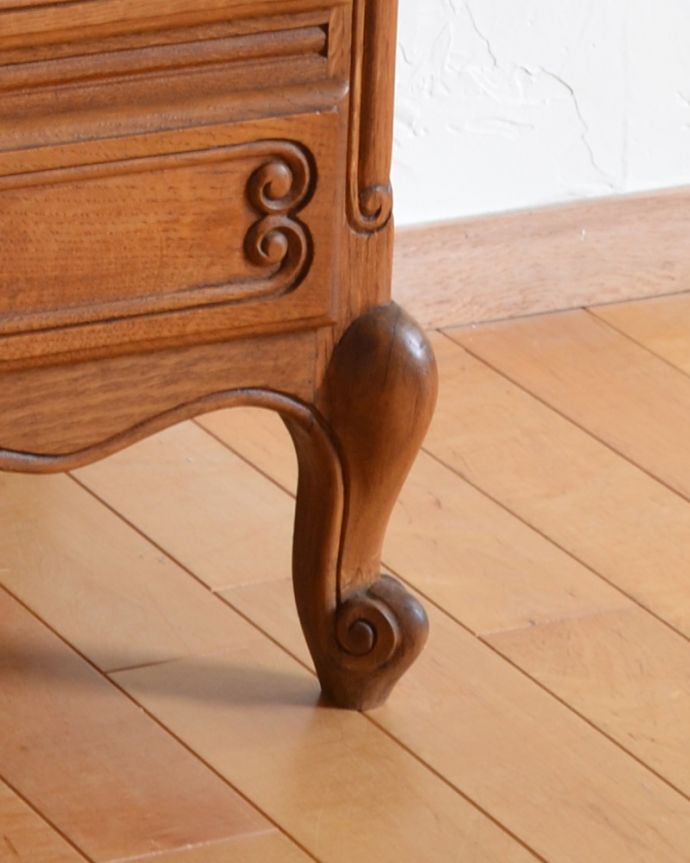 アンティークのチェスト アンティーク家具 フランスのエレガントなアンティーク家具、気軽に使える小ぶりな4段チェスト。美しい彫が入った脚先。(j-1796-f)