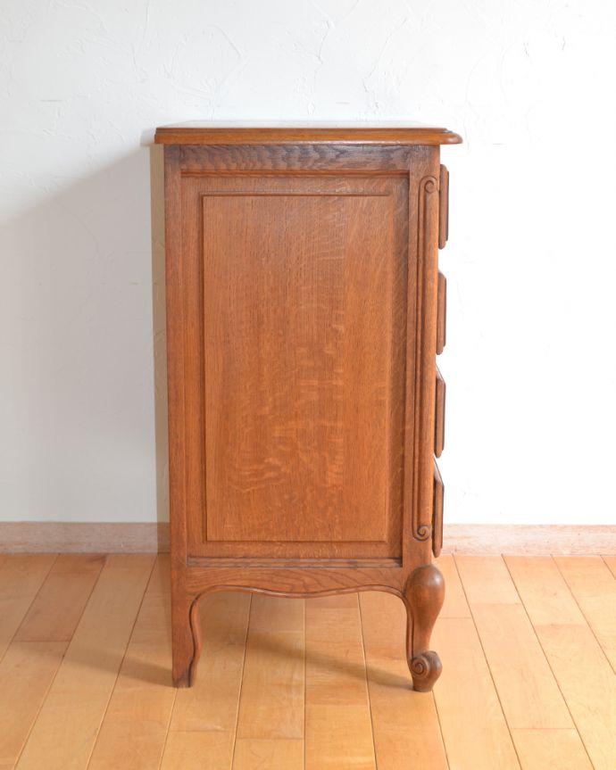 アンティークのチェスト アンティーク家具 フランスのエレガントなアンティーク家具、気軽に使える小ぶりな4段チェスト。横から見てもステキです。(j-1796-f)