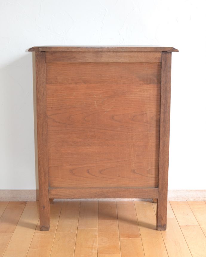 アンティークのチェスト アンティーク家具 フランスのエレガントなアンティーク家具、気軽に使える小ぶりな4段チェスト。アンティークは新品ではないので、もちろん経年変化によるキズはありますが、専門の職人が目立たないようキレイにお直しをしているので、後姿までキレイです。(j-1796-f)