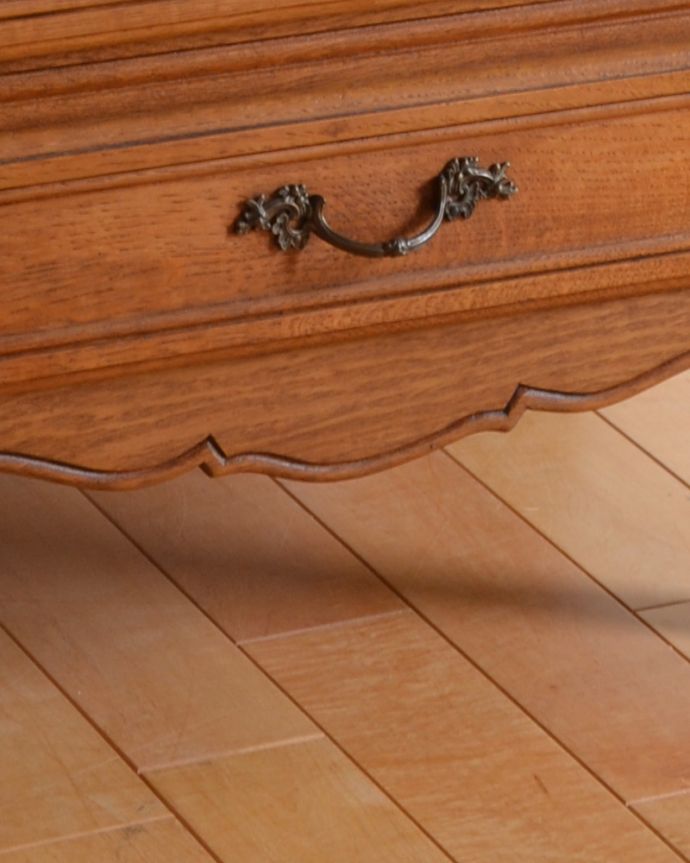 アンティークのチェスト アンティーク家具 フランスのエレガントなアンティーク家具、気軽に使える小ぶりな4段チェスト。引き出しの下にも繊細で美しい彫です。(j-1796-f)