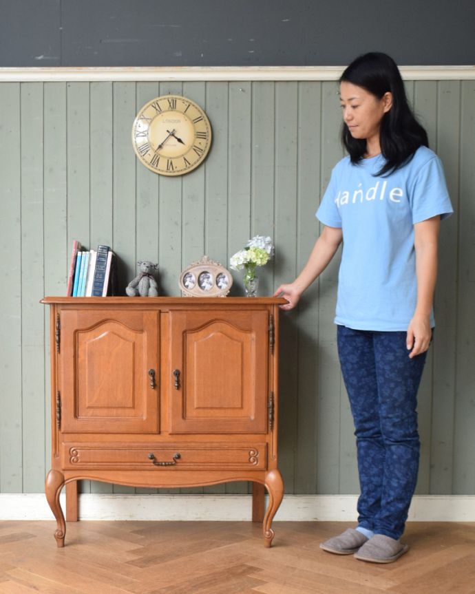 アンティークのチェスト　アンティーク家具　フランスのアンティーク家具、シンプルな造りが使いやすいフレンチキャビネット。美しい彫で存在感があるキャビネット。(j-1797-f)