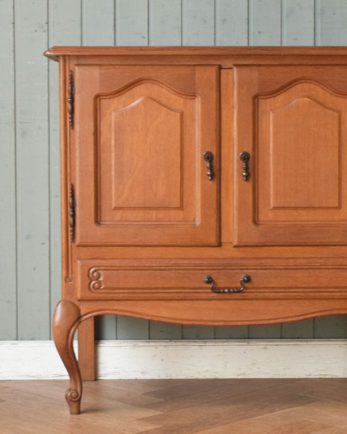 アンティークのチェスト　アンティーク家具　フランスのアンティーク家具、シンプルな造りが使いやすいフレンチキャビネット。繊細で高級感たっぷりの扉の彫り。(j-1797-f)