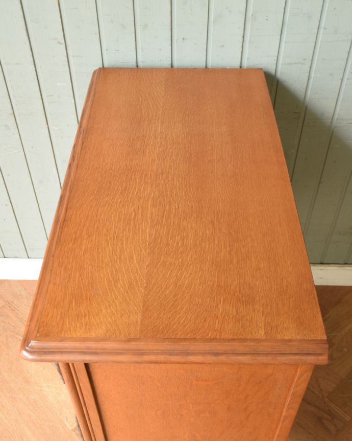 アンティークのチェスト　アンティーク家具　フランスのアンティーク家具、シンプルな造りが使いやすいフレンチキャビネット。天板もピカピカにお直ししました。(j-1797-f)