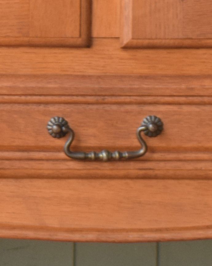 アンティークのチェスト　アンティーク家具　フランスのアンティーク家具、シンプルな造りが使いやすいフレンチキャビネット。優雅な曲線の取っ手。(j-1797-f)