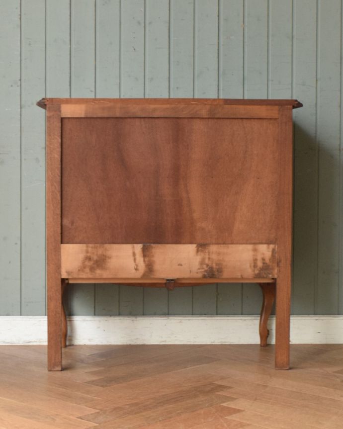 アンティークのチェスト　アンティーク家具　フランスのアンティーク家具、シンプルな造りが使いやすいフレンチキャビネット。アンティークは新品ではないので、もちろん経年変化によるキズはありますが、専門の職人が目立たないようキレイにお直しをしているので、後姿までキレイです。(j-1797-f)