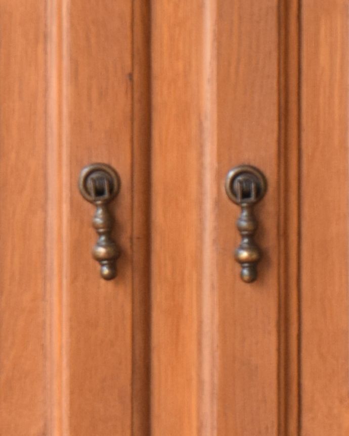 アンティークのチェスト　アンティーク家具　フランスのアンティーク家具、シンプルな造りが使いやすいフレンチキャビネット。扉の取っ手は、ドロップタイプ。(j-1797-f)