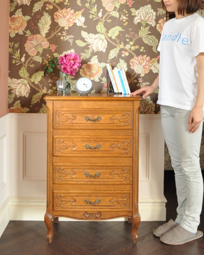 アンティークのチェスト アンティーク家具 南フランスのアンティーク家具、彫りがキレイでどこにでも置けるスリムな4段チェスト。高級感があって女性らしい優しい曲線。(j-1800-f)