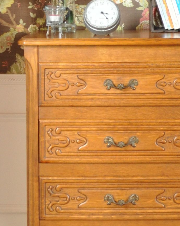 アンティークのチェスト アンティーク家具 南フランスのアンティーク家具、彫りがキレイでどこにでも置けるスリムな4段チェスト。リビングではメモ、リモコン、筆記用具など近くに置いておきたいものを収納しておけばとっても便利ですよ。(j-1800-f)