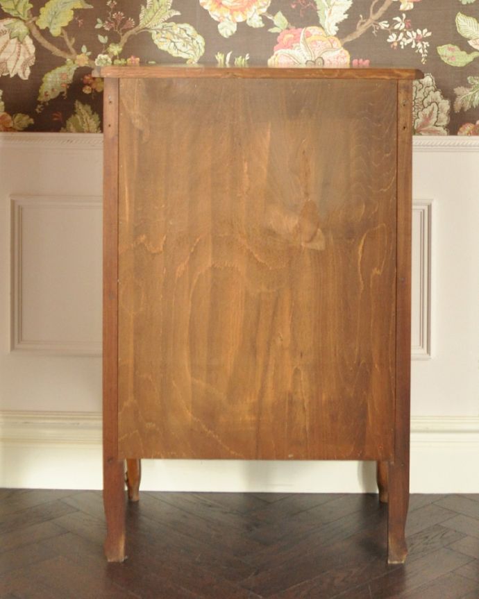 アンティークのチェスト アンティーク家具 南フランスのアンティーク家具、彫りがキレイでどこにでも置けるスリムな4段チェスト。アンティークは新品ではないので、もちろん経年変化によるキズはありますが、専門の職人が目立たないようキレイにお直しをしているので、後姿までキレイです。(j-1800-f)