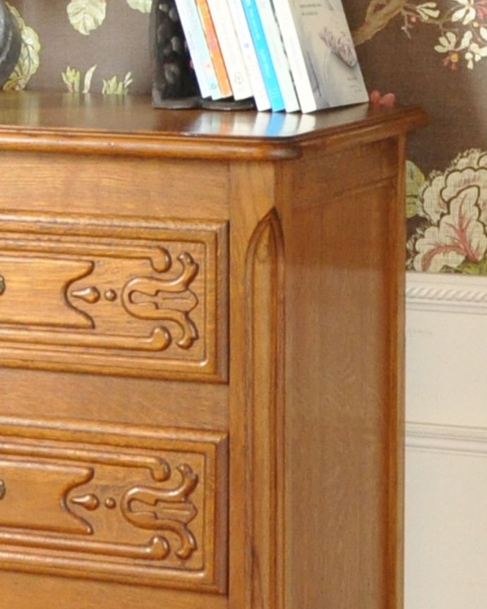 アンティークのチェスト アンティーク家具 南フランスのアンティーク家具、彫りがキレイでどこにでも置けるスリムな4段チェスト。角が丸く仕上がっているので、小さなお子さまがいるご家庭にも使って頂けます。(j-1800-f)