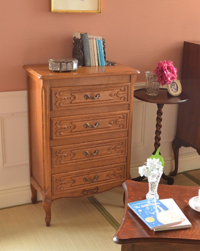 アンティークのチェスト アンティーク家具 南フランスのアンティーク家具、彫りがキレイでどこにでも置けるスリムな4段チェスト。フランスと日本をミックスしたノスタルジックなスタイル猫脚の家具と畳のコラボは全然違うスタイルなのに、意外にも相性バッチリ。(j-1800-f)