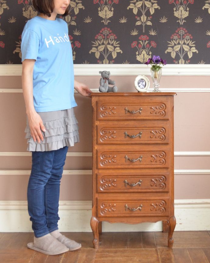 アンティークのチェスト　アンティーク家具　お部屋を華やかに演出してくれる、南フランスから届いたアンティークのスリムな５段チェスト。高級感があって女性らしい優しい曲線。(j-1801-f)