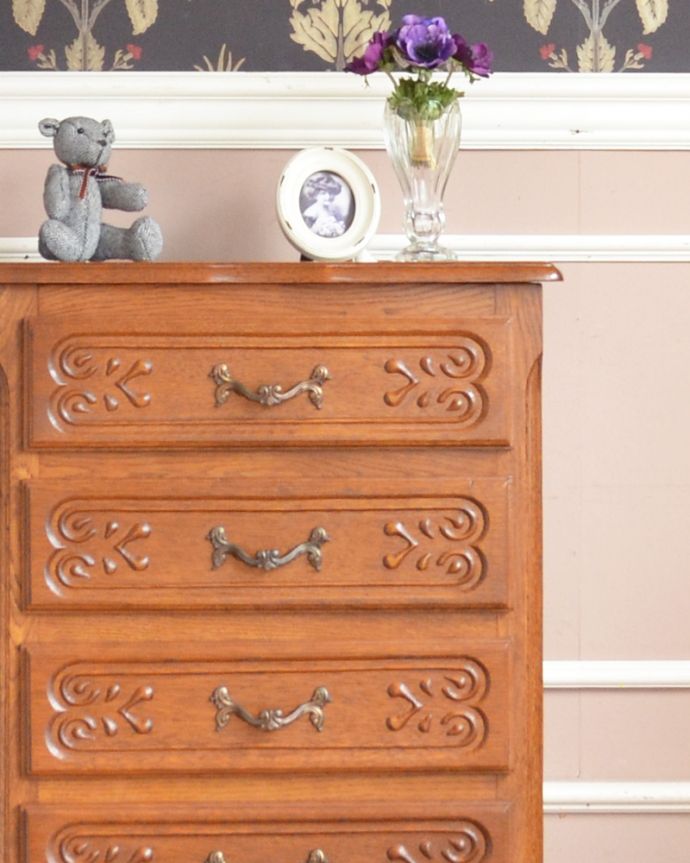 アンティークのチェスト　アンティーク家具　お部屋を華やかに演出してくれる、南フランスから届いたアンティークのスリムな５段チェスト。リビングではメモ、リモコン、筆記用具など近くに置いておきたいものを収納しておけばとっても便利ですよ。(j-1801-f)