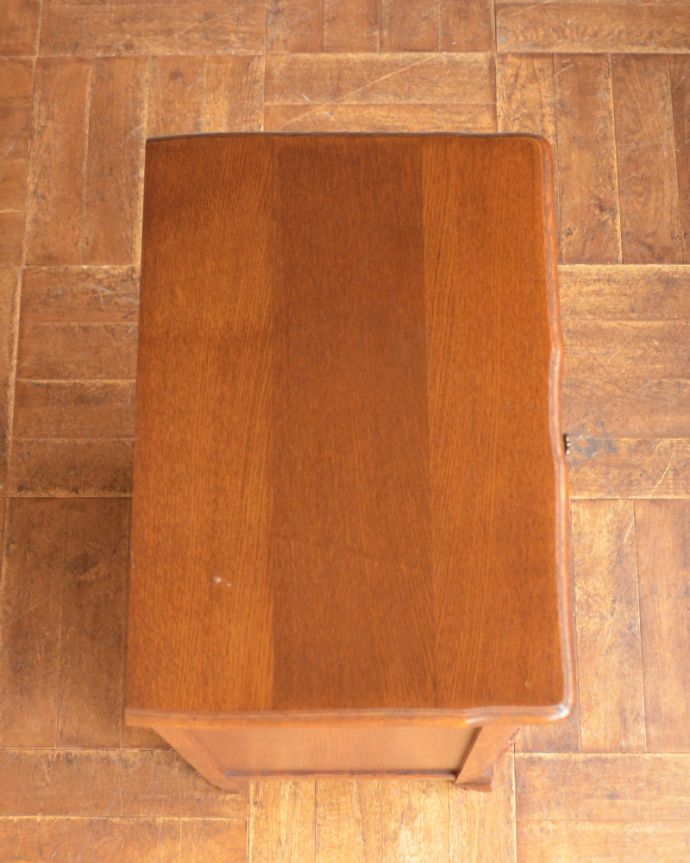 アンティークのチェスト　アンティーク家具　お部屋を華やかに演出してくれる、南フランスから届いたアンティークのスリムな５段チェスト。天板も木目がとってもキレイです。(j-1801-f)