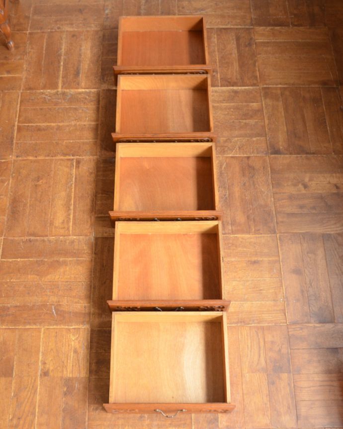 アンティークのチェスト　アンティーク家具　お部屋を華やかに演出してくれる、南フランスから届いたアンティークのスリムな５段チェスト。引き出しは全部で５杯。(j-1801-f)