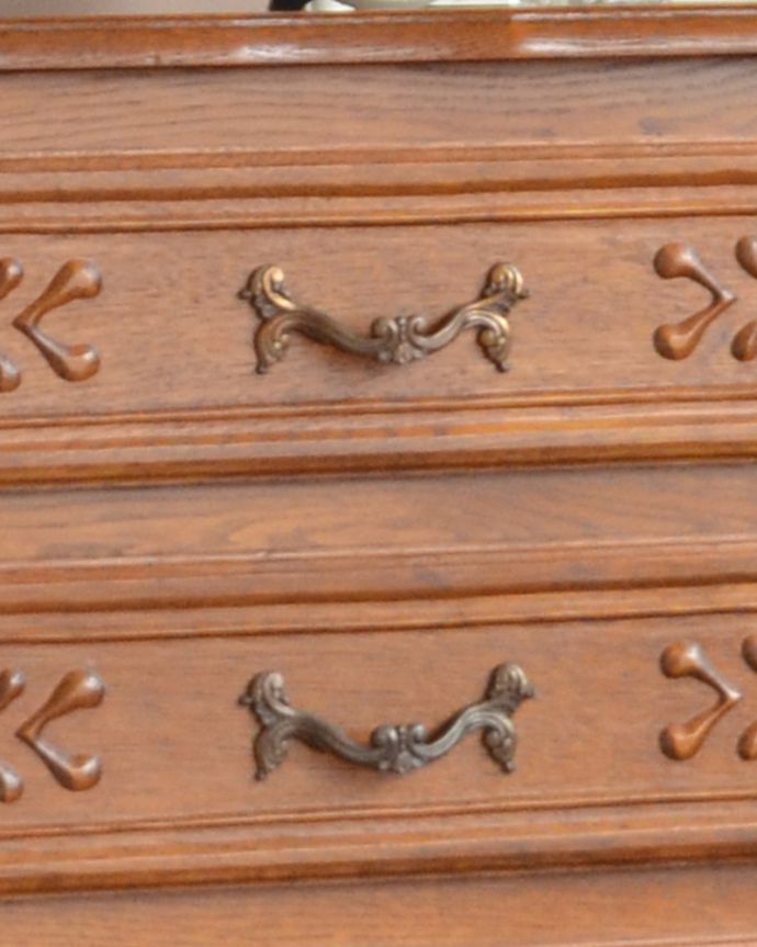 アンティークのチェスト　アンティーク家具　お部屋を華やかに演出してくれる、南フランスから届いたアンティークのスリムな５段チェスト。蔦をモチーフにした優雅な取っ手。(j-1801-f)