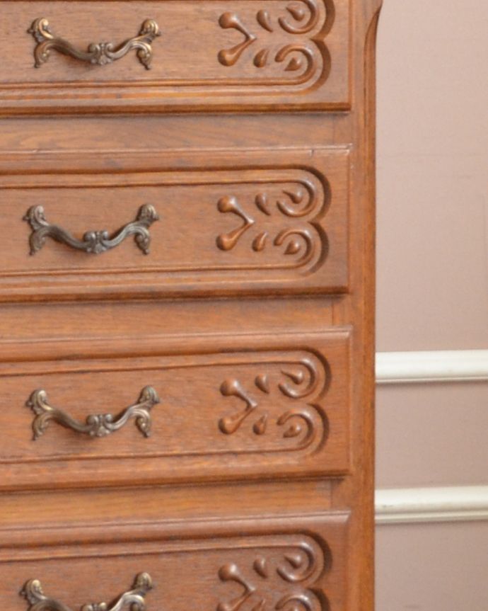 アンティークのチェスト　アンティーク家具　お部屋を華やかに演出してくれる、南フランスから届いたアンティークのスリムな５段チェスト。引き出しの前板には、このようなゴージャスな彫がそれぞれに刻まれています。(j-1801-f)