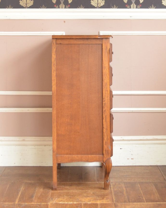 アンティークのチェスト　アンティーク家具　お部屋を華やかに演出してくれる、南フランスから届いたアンティークのスリムな５段チェスト。横から見てもステキです。(j-1801-f)