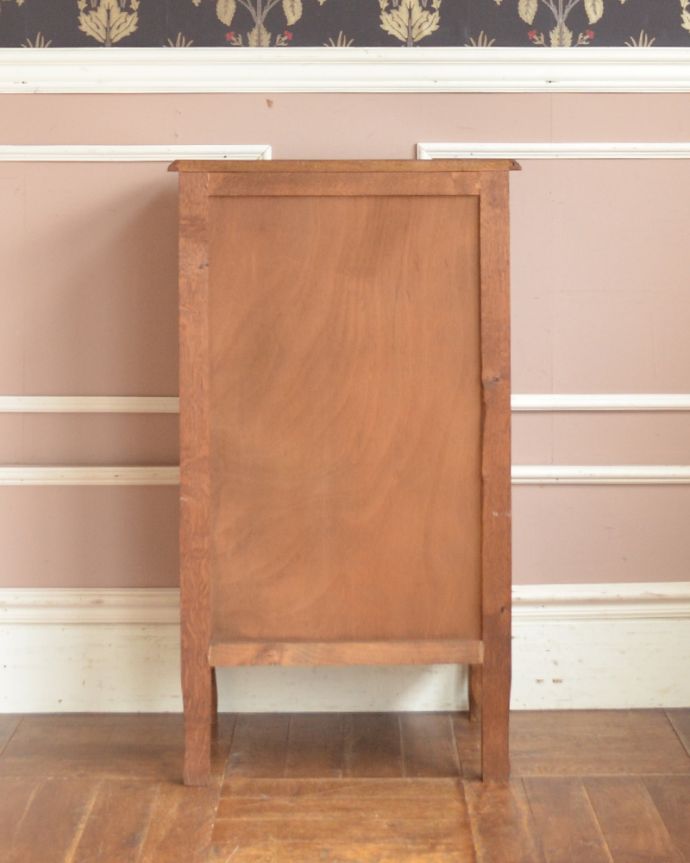 アンティークのチェスト　アンティーク家具　お部屋を華やかに演出してくれる、南フランスから届いたアンティークのスリムな５段チェスト。アンティークは新品ではないので、もちろん経年変化によるキズはありますが、専門の職人が目立たないようキレイにお直しをしているので、後姿までキレイです。(j-1801-f)