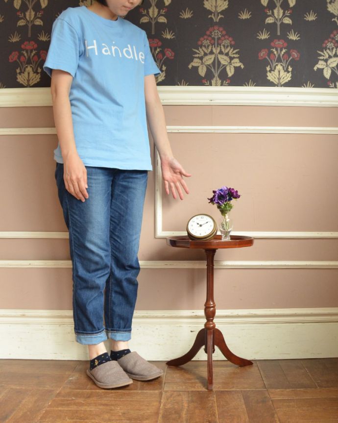 アンティークのテーブル　アンティーク家具　アンティークの英国家具、ブラウンカラーの革張りが上品なワインテーブル。玄関で花器を飾ったり、ソファの横に持ってくれば、ちょうどいいサイドテーブルに。(j-1804-f)