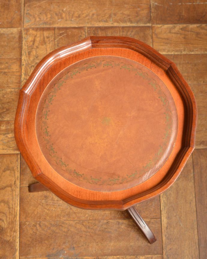 アンティークのテーブル　アンティーク家具　アンティークの英国家具、ブラウンカラーの革張りが上品なワインテーブル。上から見ると、天板はこんな感じ。(j-1804-f)