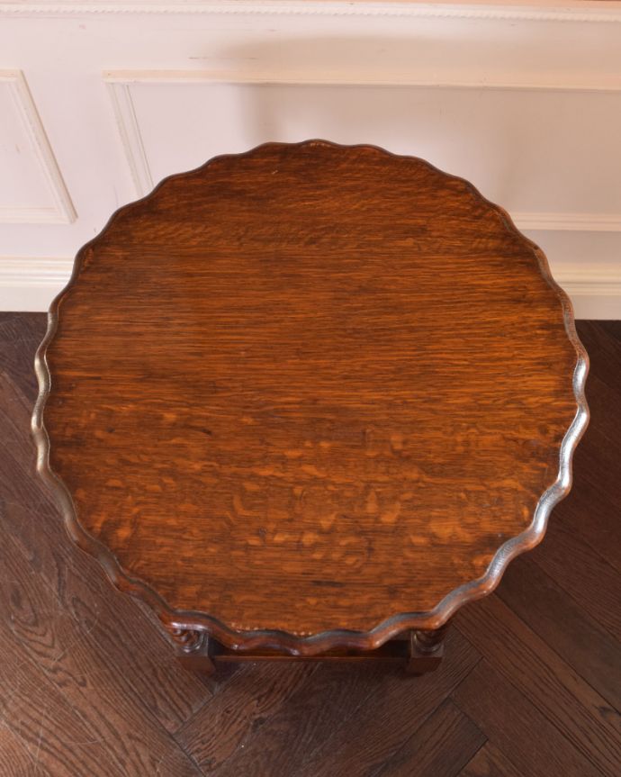 アンティークのテーブル　アンティーク家具　ティーテーブルにもなる美しいアンティークの英国家具、ツイスト脚のオケージョナルテーブル。上から見ると、天板はこんな感じ。(j-1806-f)