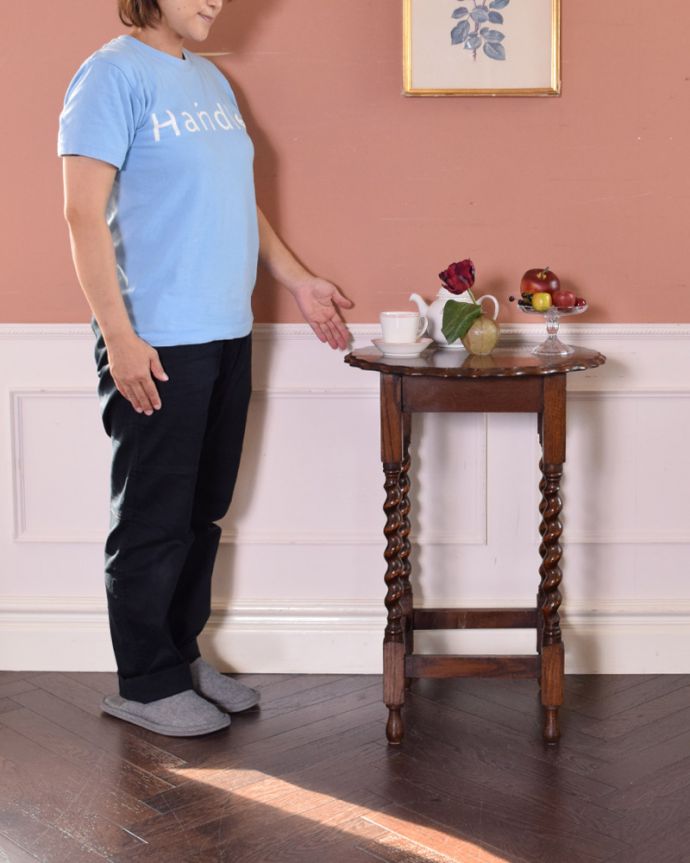 アンティークのテーブル　アンティーク家具　ティーテーブルにもなる美しいアンティークの英国家具、ツイスト脚のオケージョナルテーブル。そっと壁に付けて置くだけで、オシャレな雰囲気に。(j-1806-f)