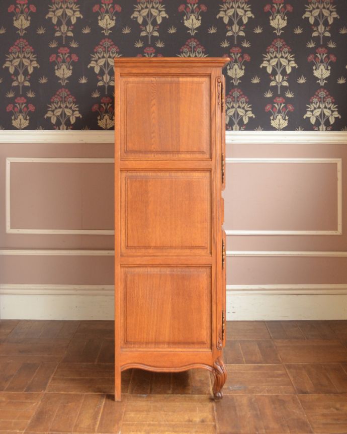 アンティークのキャビネット　アンティーク家具　フランスからの香りが漂う、4枚扉の美しいアンティークのキャビネット。丈夫に作られているので、安心してお使いいただけます。(j-1809-f)