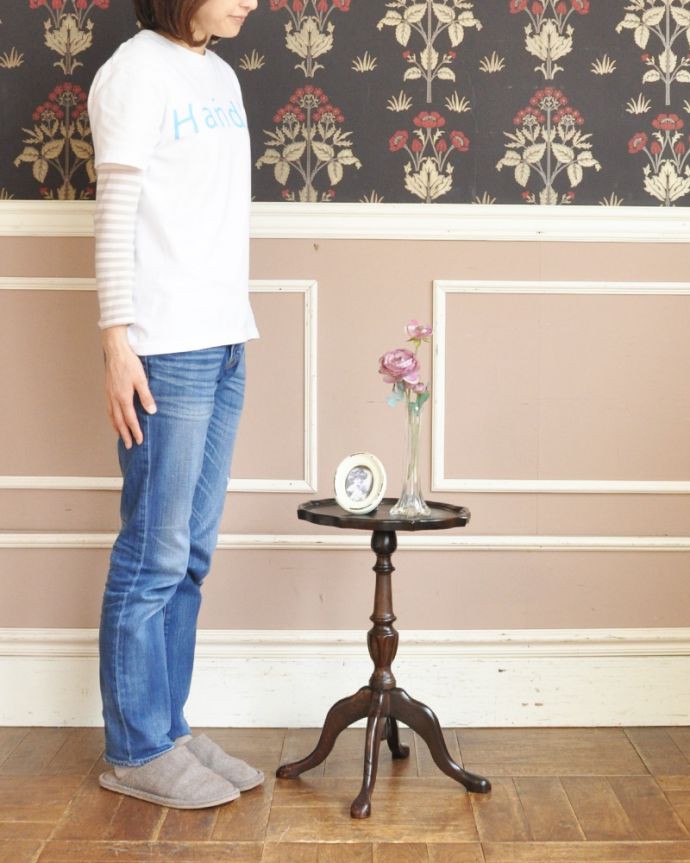 アンティークのテーブル アンティーク家具 天板のカットが美しいアンティークのワインテーブル。場所を選ばない優秀アイテム玄関で花器を飾ったり、ソファの横に持ってくれば、ちょうどいいサイドテーブルに。(j-1810-f)