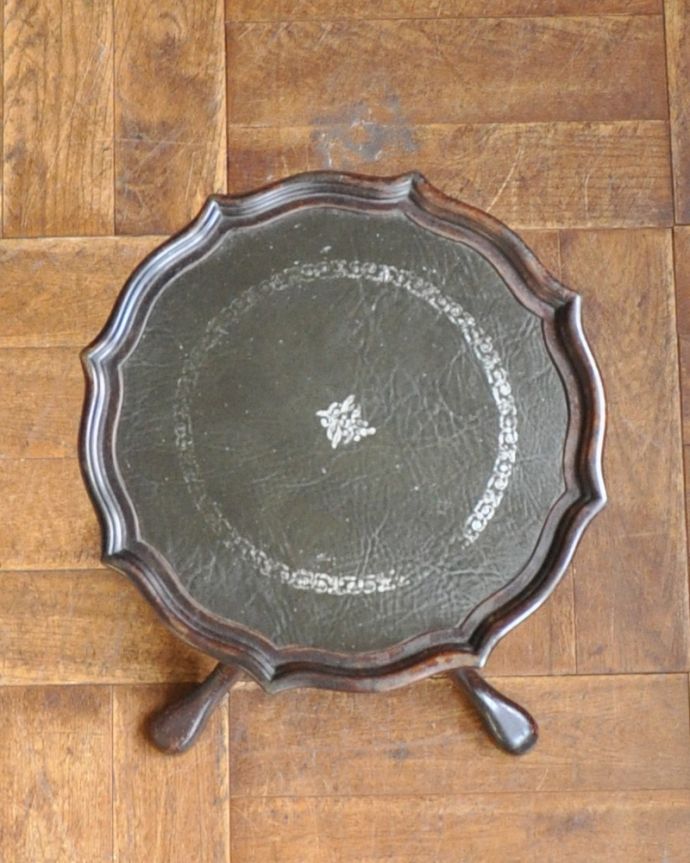 アンティークのテーブル アンティーク家具 天板のカットが美しいアンティークのワインテーブル。何を置こうかな・・・?上から見ると、天板はこんな感じ。(j-1810-f)