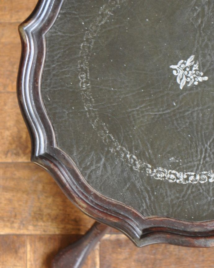 アンティークのテーブル アンティーク家具 天板のカットが美しいアンティークのワインテーブル。カッティングがとっても優雅・・・縁には装飾があります。(j-1810-f)