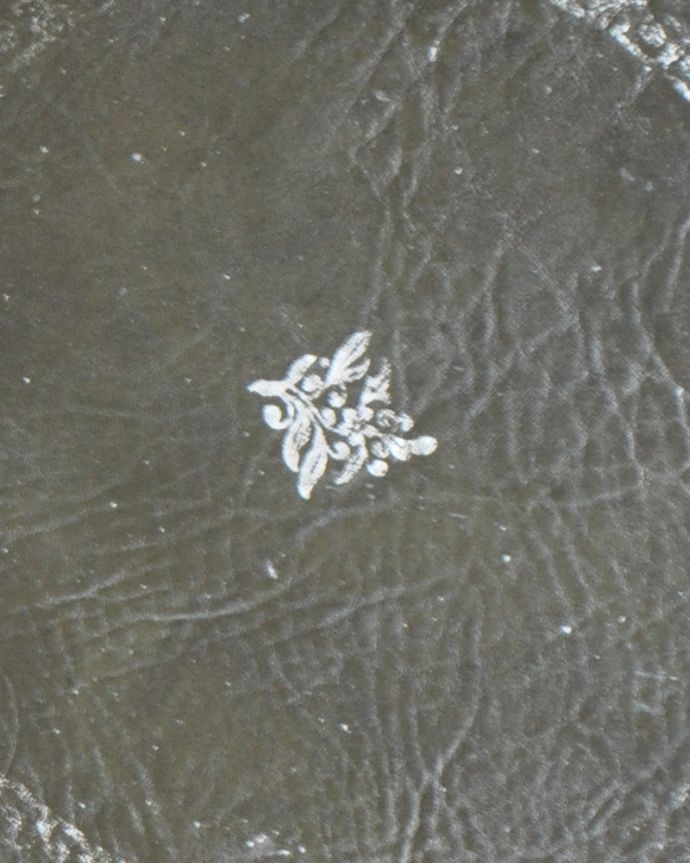 アンティークのテーブル アンティーク家具 天板のカットが美しいアンティークのワインテーブル。見るたびにワクワクする装飾中央にかわいいポイントがあります。(j-1810-f)