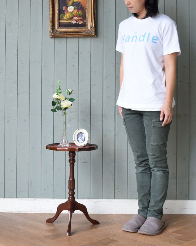 アンティークのテーブル　アンティーク家具　天板に華やかな赤色の革を張り込んだアンティークのワインテーブル。場所を選ばない優秀アイテム玄関で花器を飾ったり、ソファの横に持ってくれば、ちょうどいいサイドテーブルに。(j-1812-f)