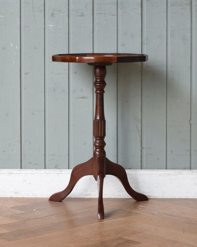 アンティークのテーブル　アンティーク家具　天板に華やかな赤色の革を張り込んだアンティークのワインテーブル。場所を選ばない優秀アイテム１つ１つキレイな装飾には、思わずうっとりしてしまいます。(j-1812-f)